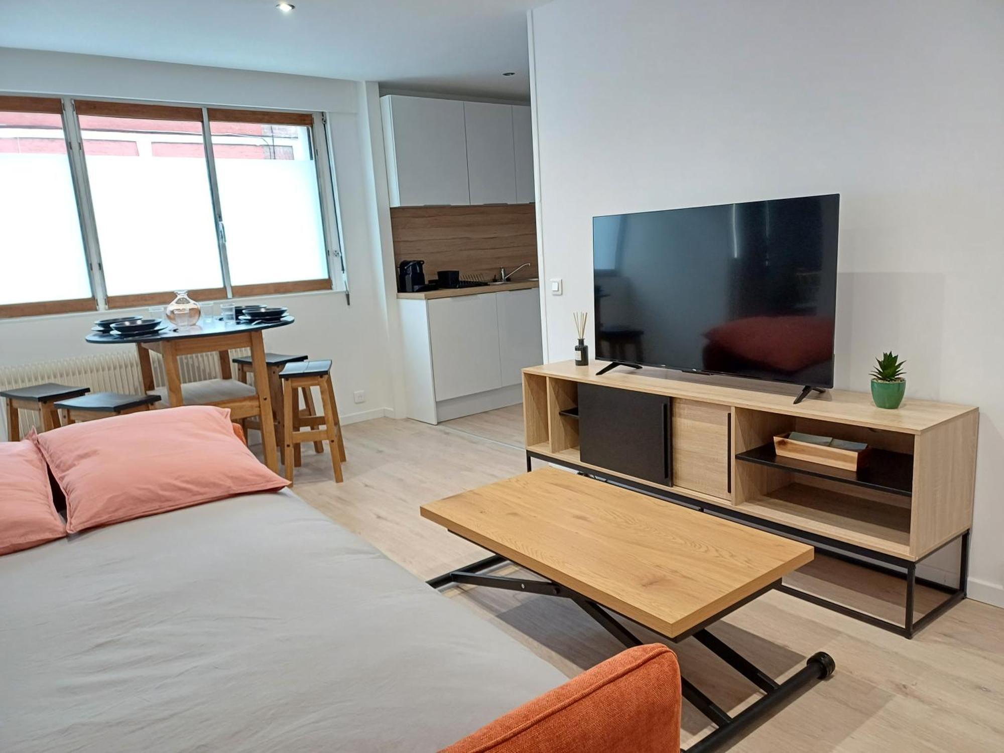 Appartement Elegant, Spacieux, 2 Couchages, Proche Centre Amiens